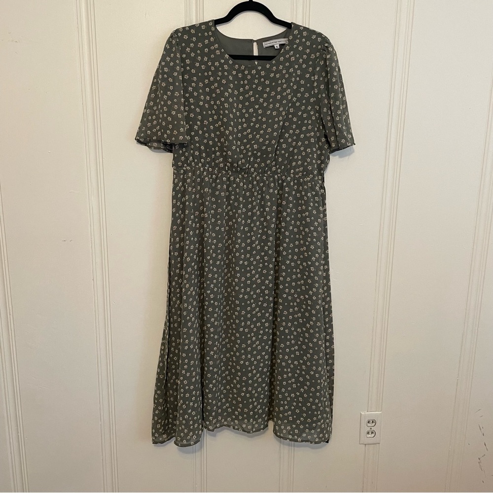 “Romona Floral MIDI Dress in Sage” XL. The Main Street Exchange